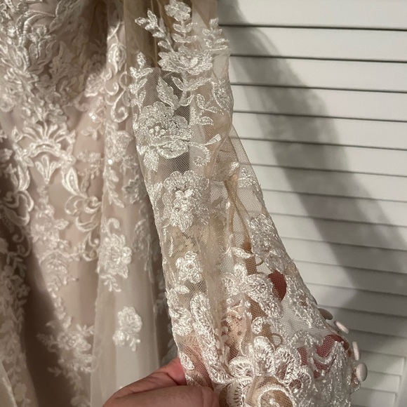 Wedding dress (someone please buy I’m begging) - Picture 13 of 16